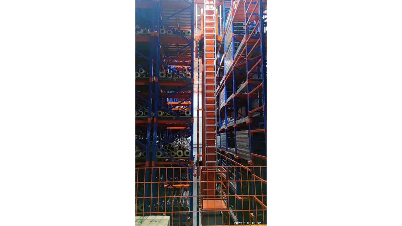 13 meters high, 2 stackers, total number of pallets 496