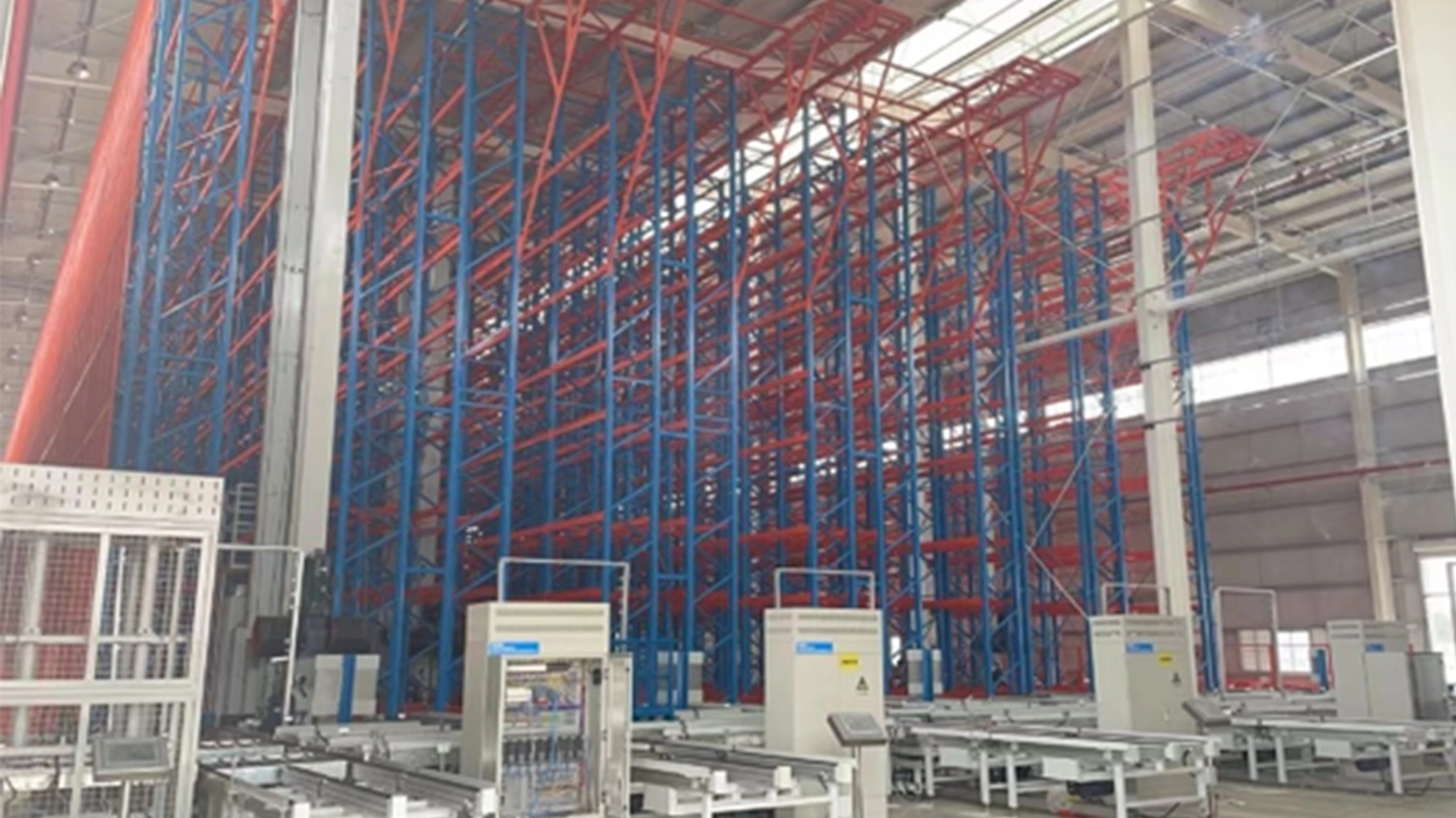 In the available space of 13 meters high, 5 single-extension stackers, 8 layers and 5280 cargo positions are used